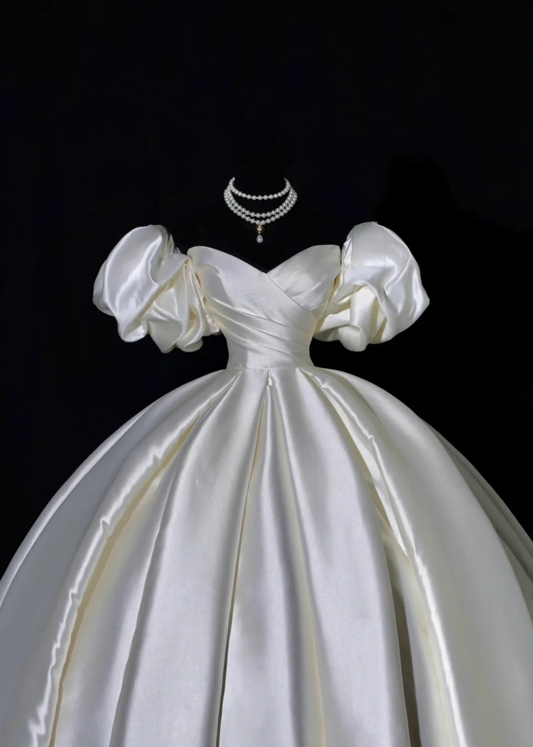 Plain Wedding Dresses Ball Gown Off The Shoulder Short Sleeves Satin Pleated Brides Dress Fitted Long Bridal Gowns AB2532