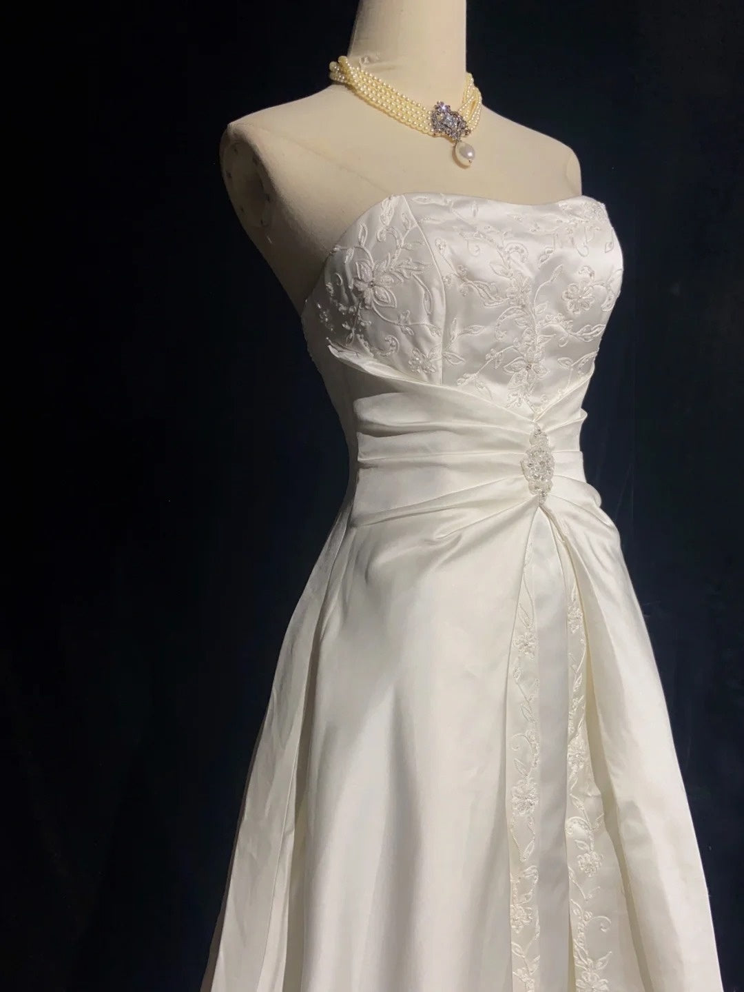 Timeless Wedding Dresses Ball Gown Strapless Ivory With Ruffles Beaded Long Brides Gown N3431