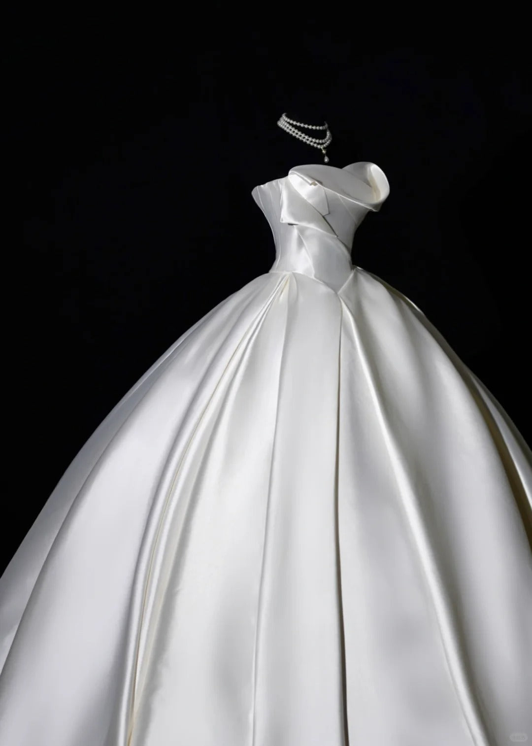 Classic Wedding Dresses Ball Gown Strapless Ivory Satin Sleeveless Brides Dress Fitted Bridal Gowns AB2531