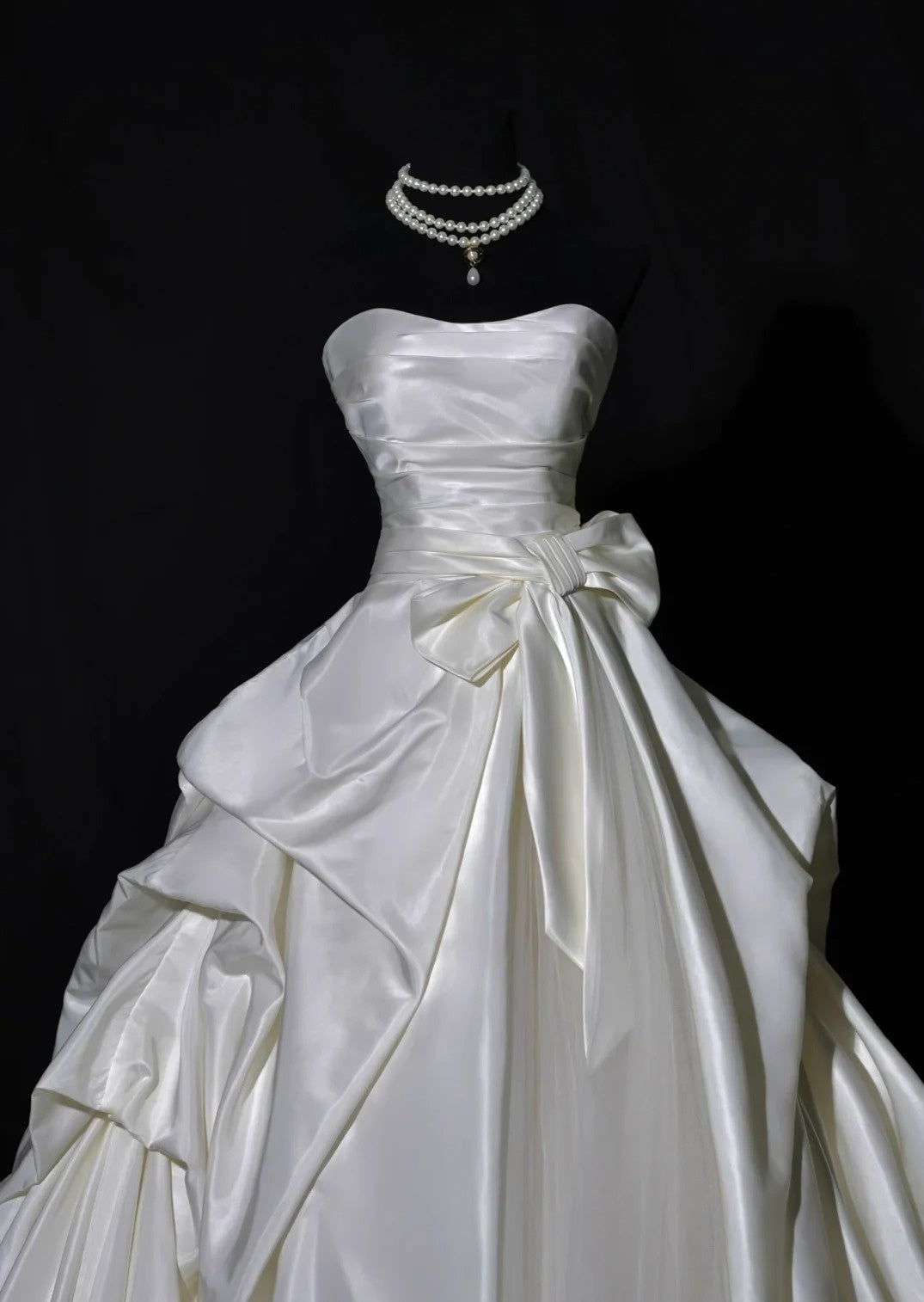 Luxurious Wedding Dresses Ball Gown Strapless Ivory Sleeveless Brides Dress Fitted Bridal Gowns AB2522