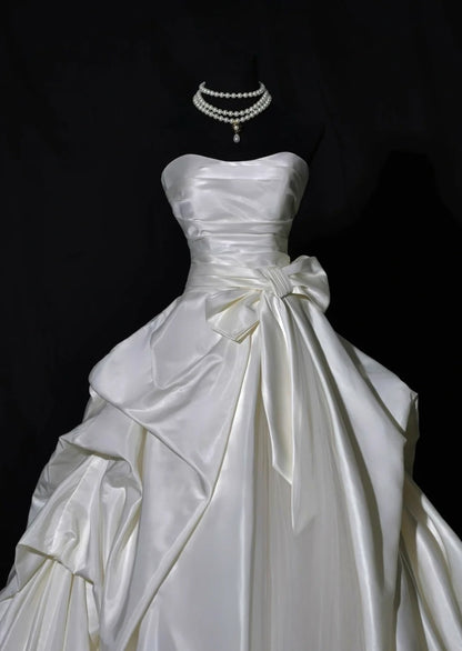 Luxurious Wedding Dresses Ball Gown Strapless Ivory Sleeveless Brides Dress Fitted Bridal Gowns AB2522