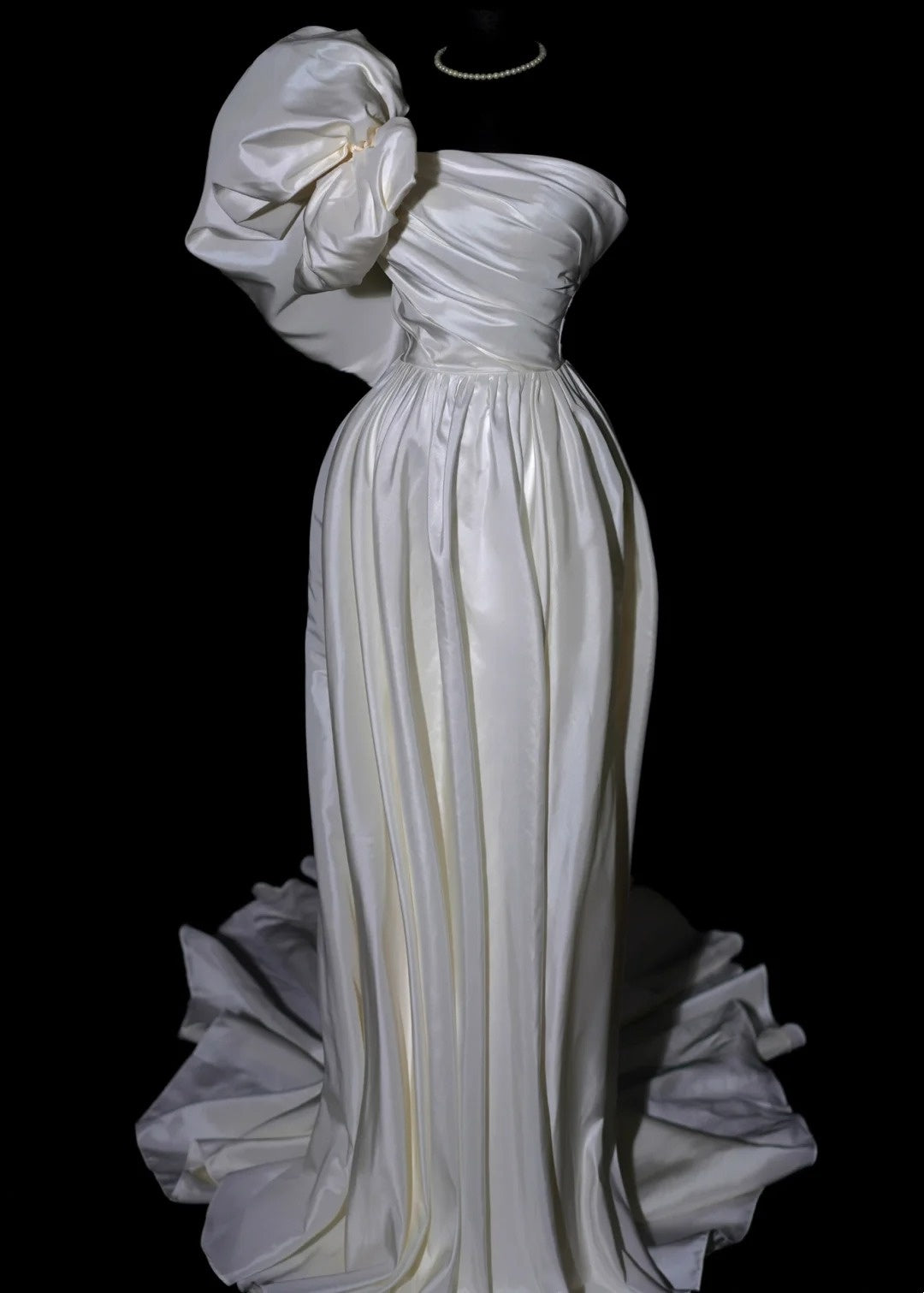 Classic Wedding Dresses A Line One Shoulder Ivory Satin Sleeveless Brides Dress Fitted Bridal Gowns AB2527