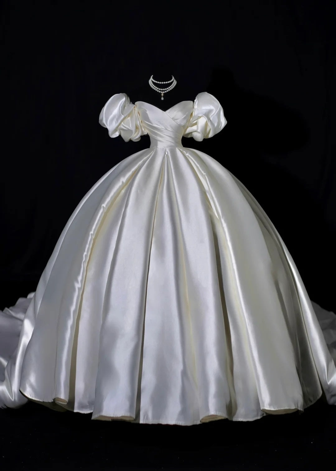 Plain Wedding Dresses Ball Gown Off The Shoulder Short Sleeves Satin Pleated Brides Dress Fitted Long Bridal Gowns AB2532