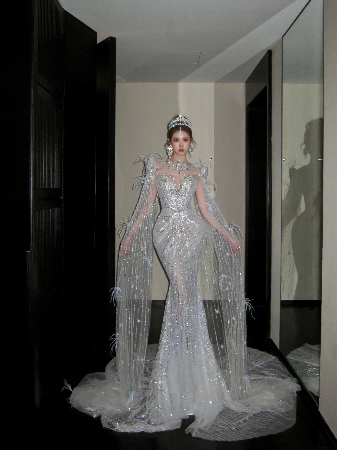 Shimmer Mermaid Long Sleeve Sequin Wedding Dress With Cape Feather Fairytale Brides Gown Wedding Dresses N052