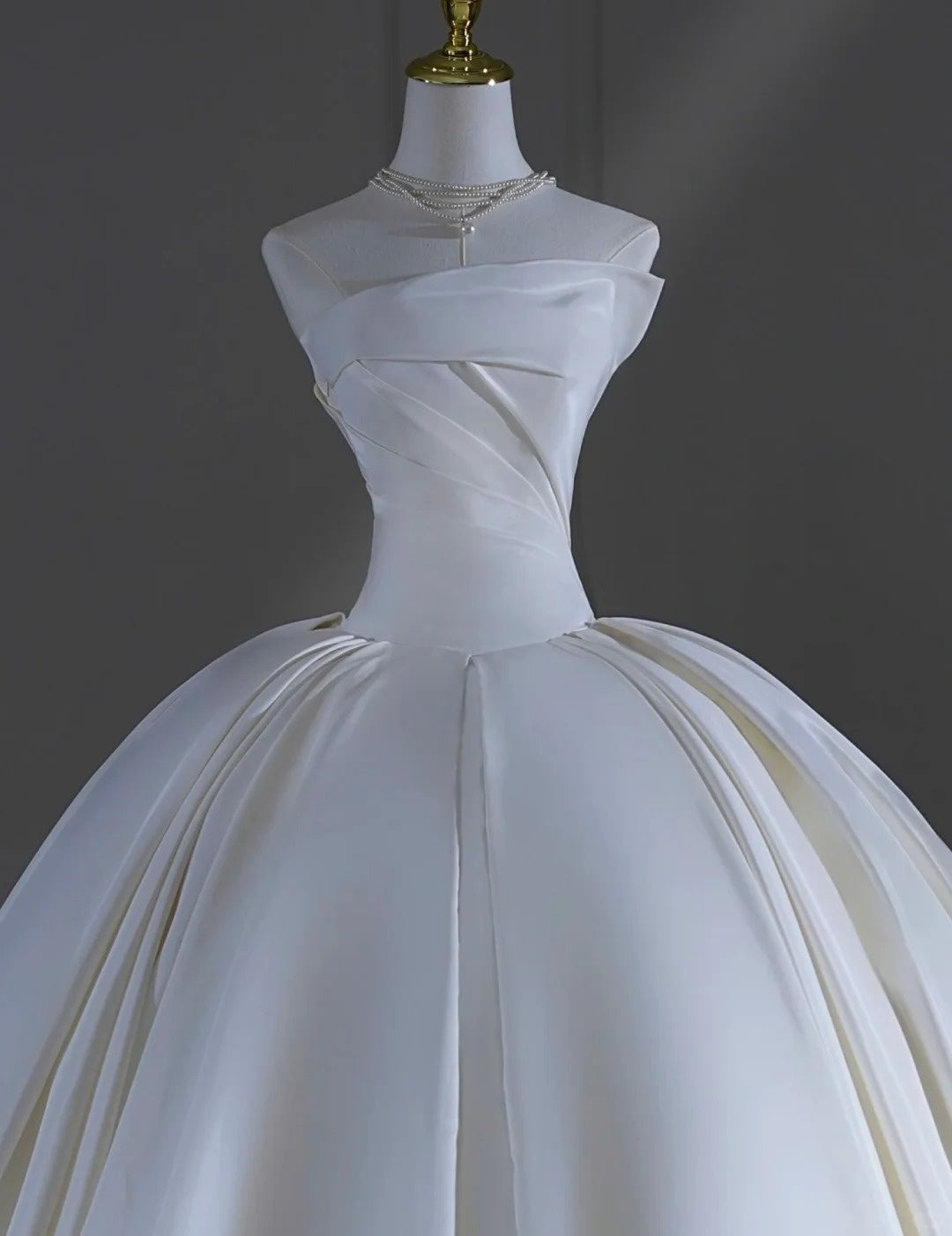 Timeless Wedding Dresses Ball Gown Strapless Satin Pleated Brides Dress Court Train Fitted Long Bridal Gowns AB2528