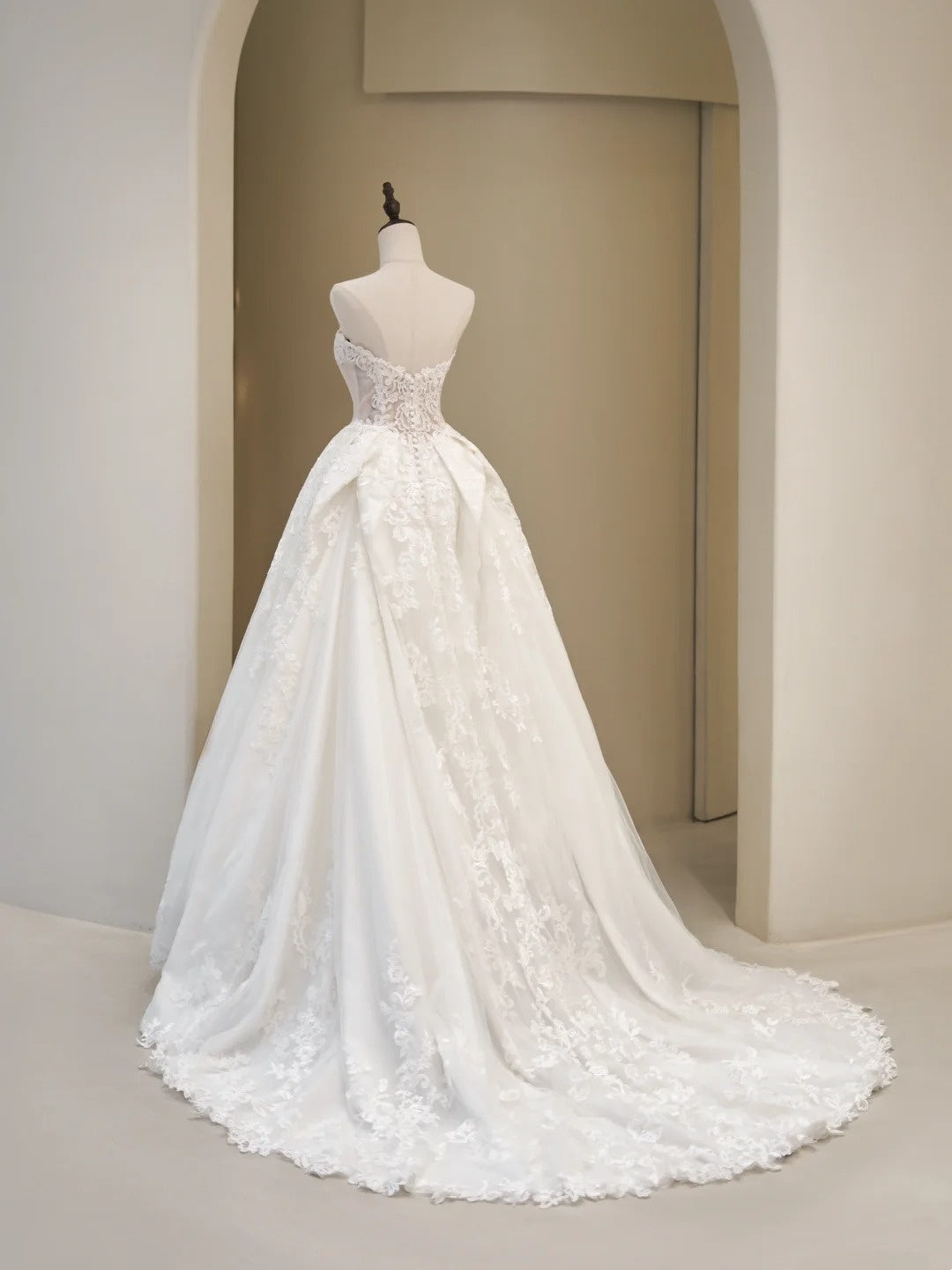 Elegant Wedding Dresses Ball Gown Strapless Lace White Sleeveless Brides Dress Fitted Bridal Gowns N231