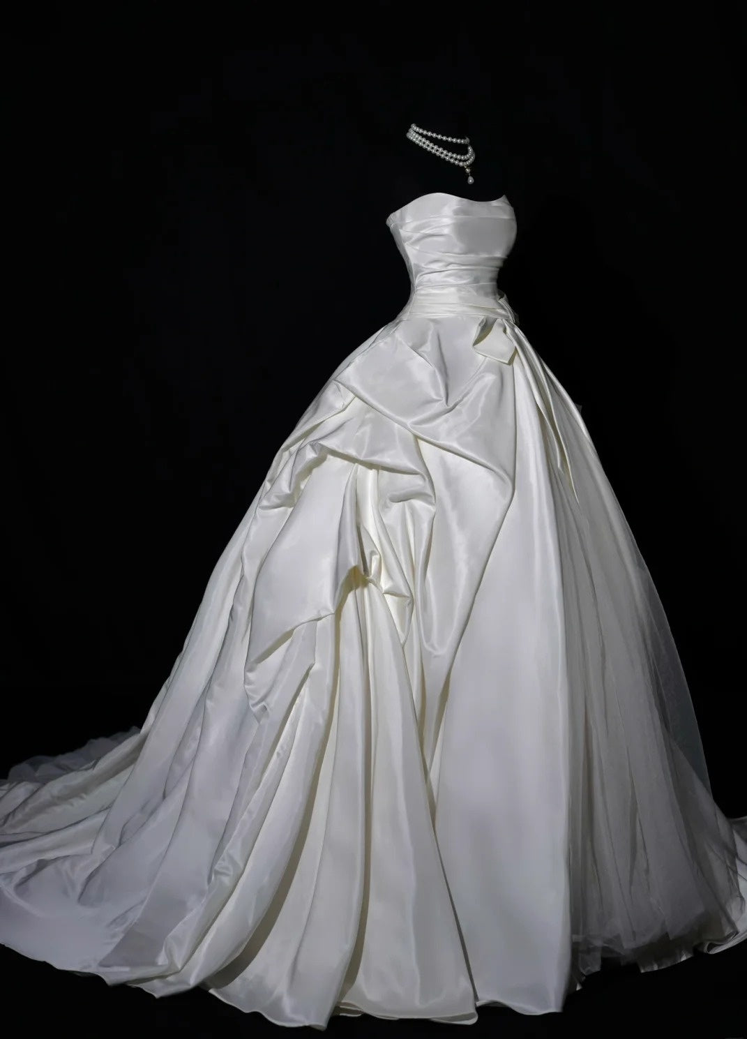 Luxurious Wedding Dresses Ball Gown Strapless Ivory Sleeveless Brides Dress Fitted Bridal Gowns AB2522