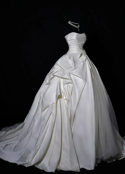 Luxurious Wedding Dresses Ball Gown Strapless Ivory Sleeveless Brides Dress Fitted Bridal Gowns AB2522