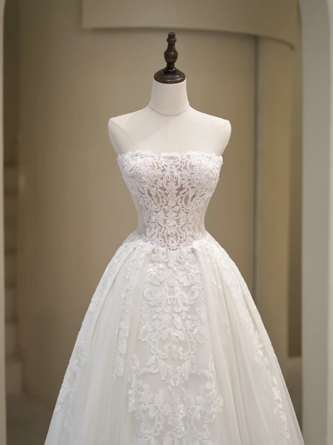 Elegant Wedding Dresses Ball Gown Strapless Lace White Sleeveless Brides Dress Fitted Bridal Gowns N231