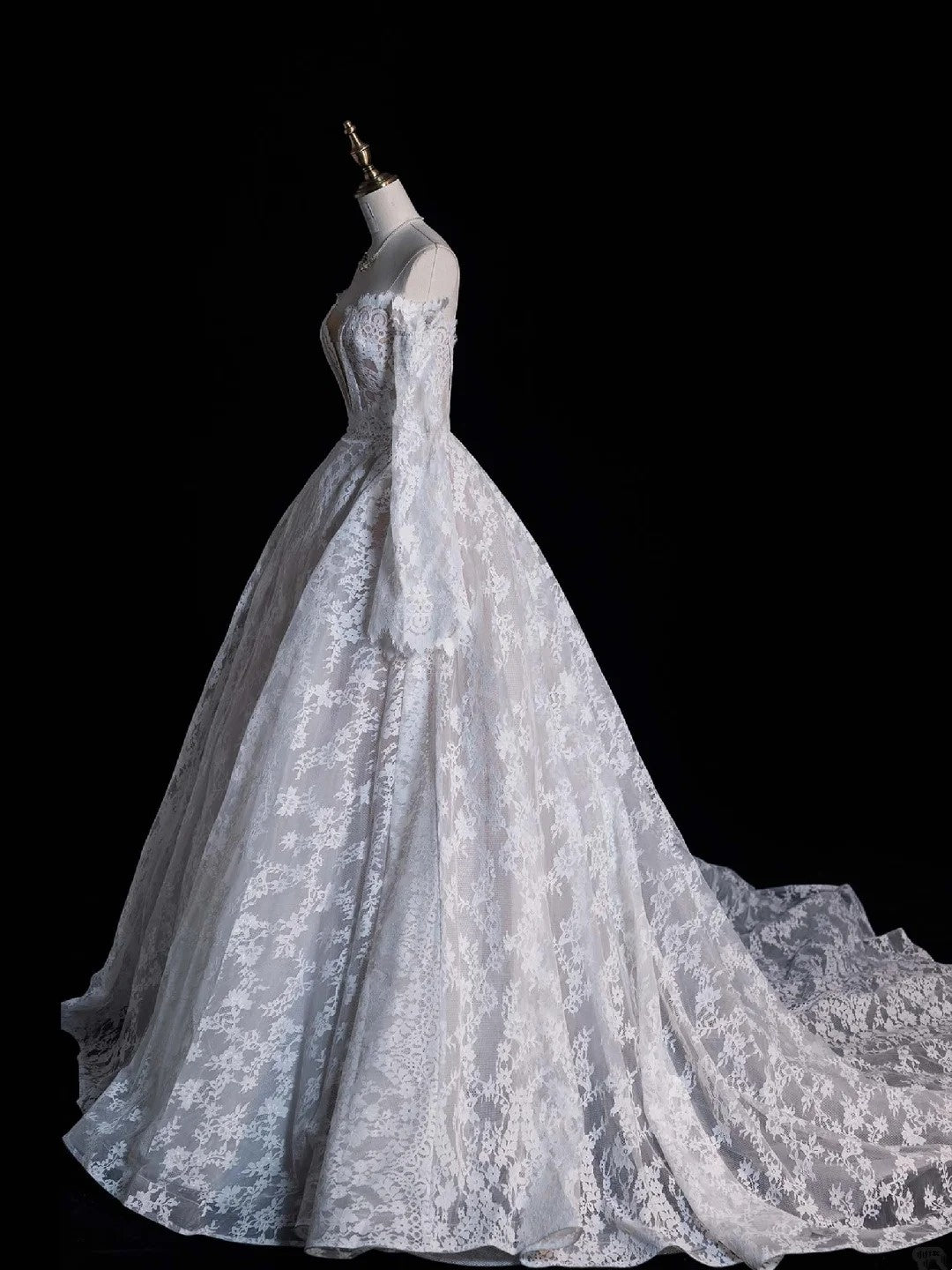 Fairytale Fantasy Art Wedding Dresses Ball Gown Sweetheart Lace White With Long Sleeves Train Brides Dress Fitted Bridal Gowns N651