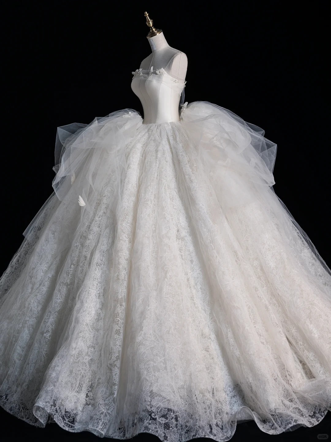 Modern Minimalist Ball Gown Strapless Sleeveless Lace Brides Gown Bridal Dress Wedding Dresses Style RB6562