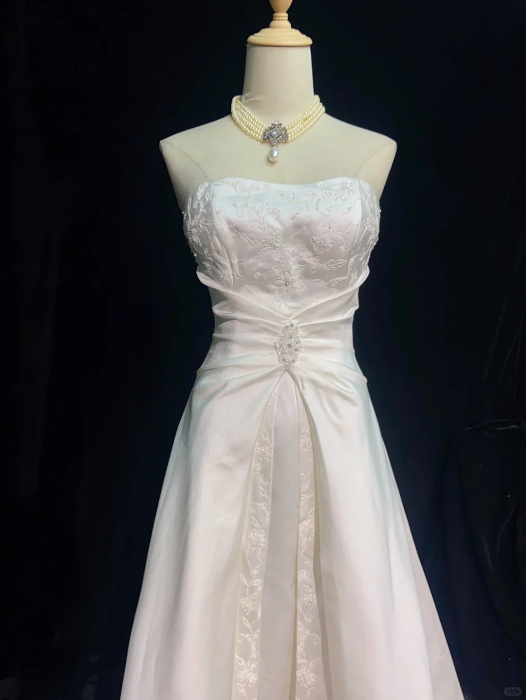 Timeless Wedding Dresses Ball Gown Strapless Ivory With Ruffles Beaded Long Brides Gown N3431