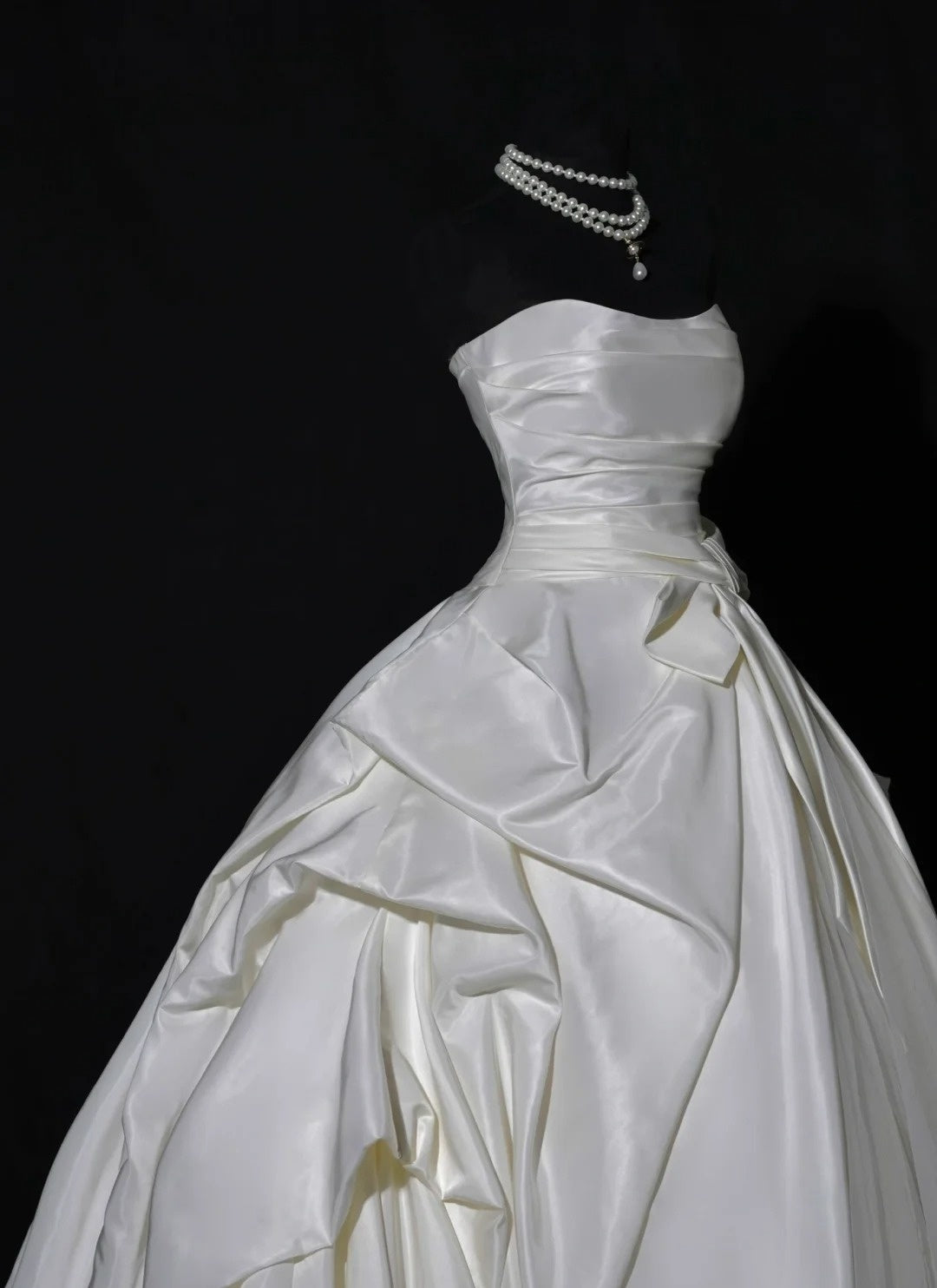 Luxurious Wedding Dresses Ball Gown Strapless Ivory Sleeveless Brides Dress Fitted Bridal Gowns AB2522