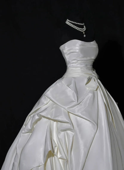 Luxurious Wedding Dresses Ball Gown Strapless Ivory Sleeveless Brides Dress Fitted Bridal Gowns AB2522