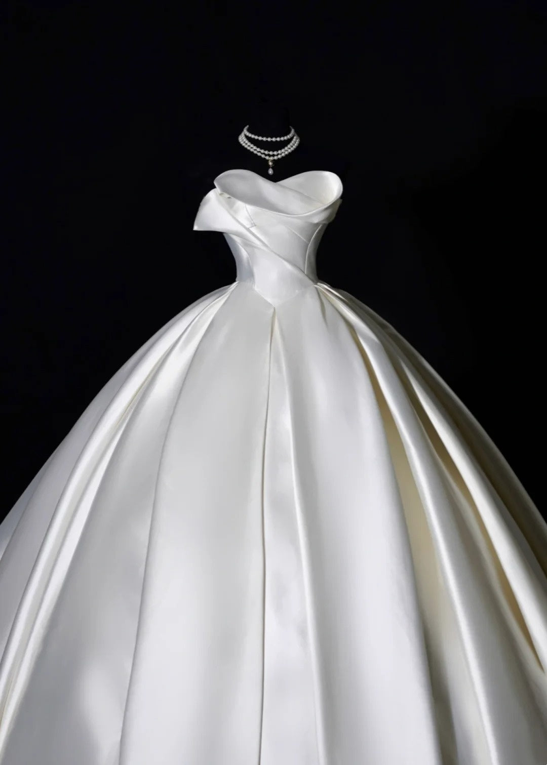 Classic Wedding Dresses Ball Gown Strapless Ivory Satin Sleeveless Brides Dress Fitted Bridal Gowns AB2531