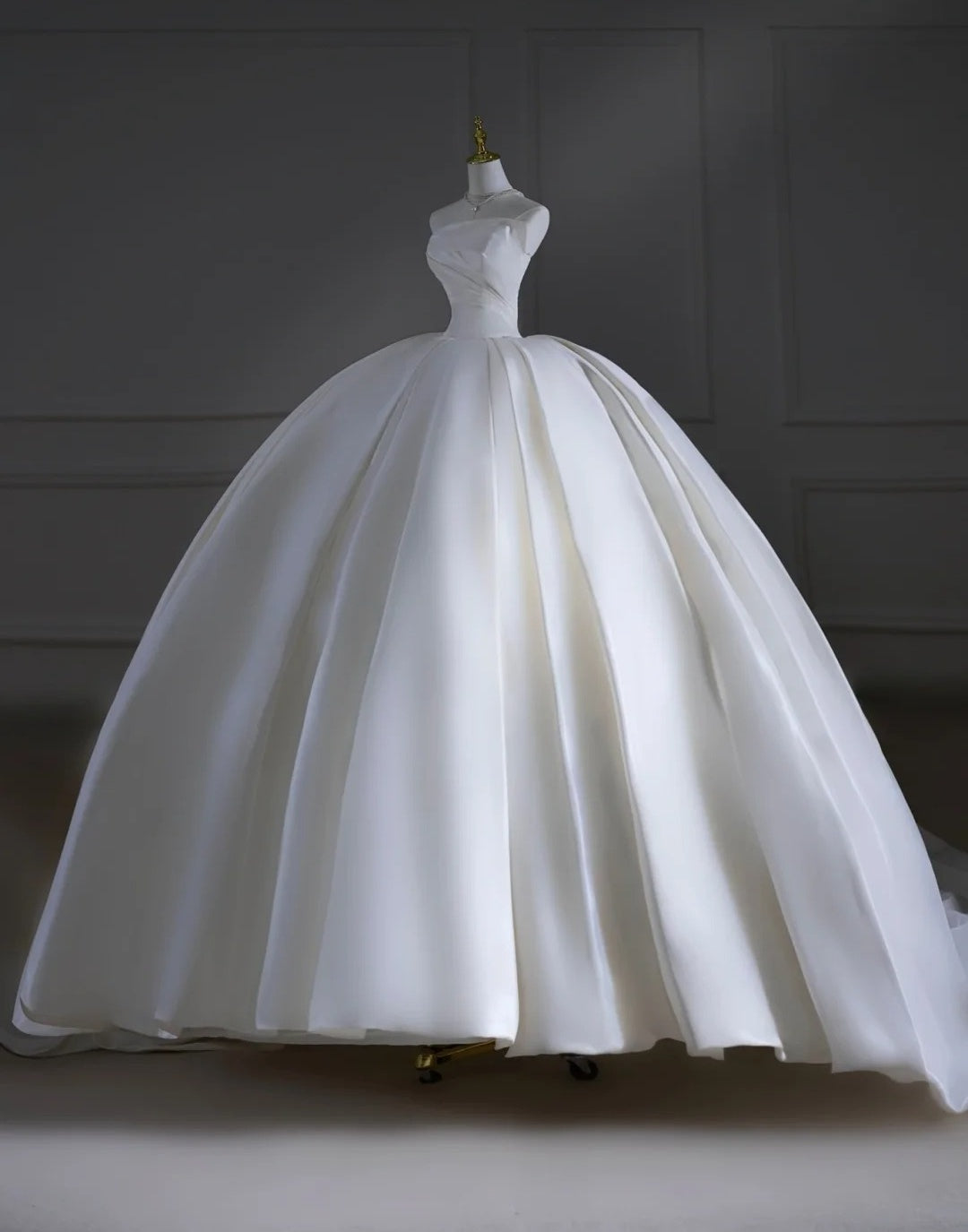 Timeless Wedding Dresses Ball Gown Strapless Satin Pleated Brides Dress Court Train Fitted Long Bridal Gowns AB2528