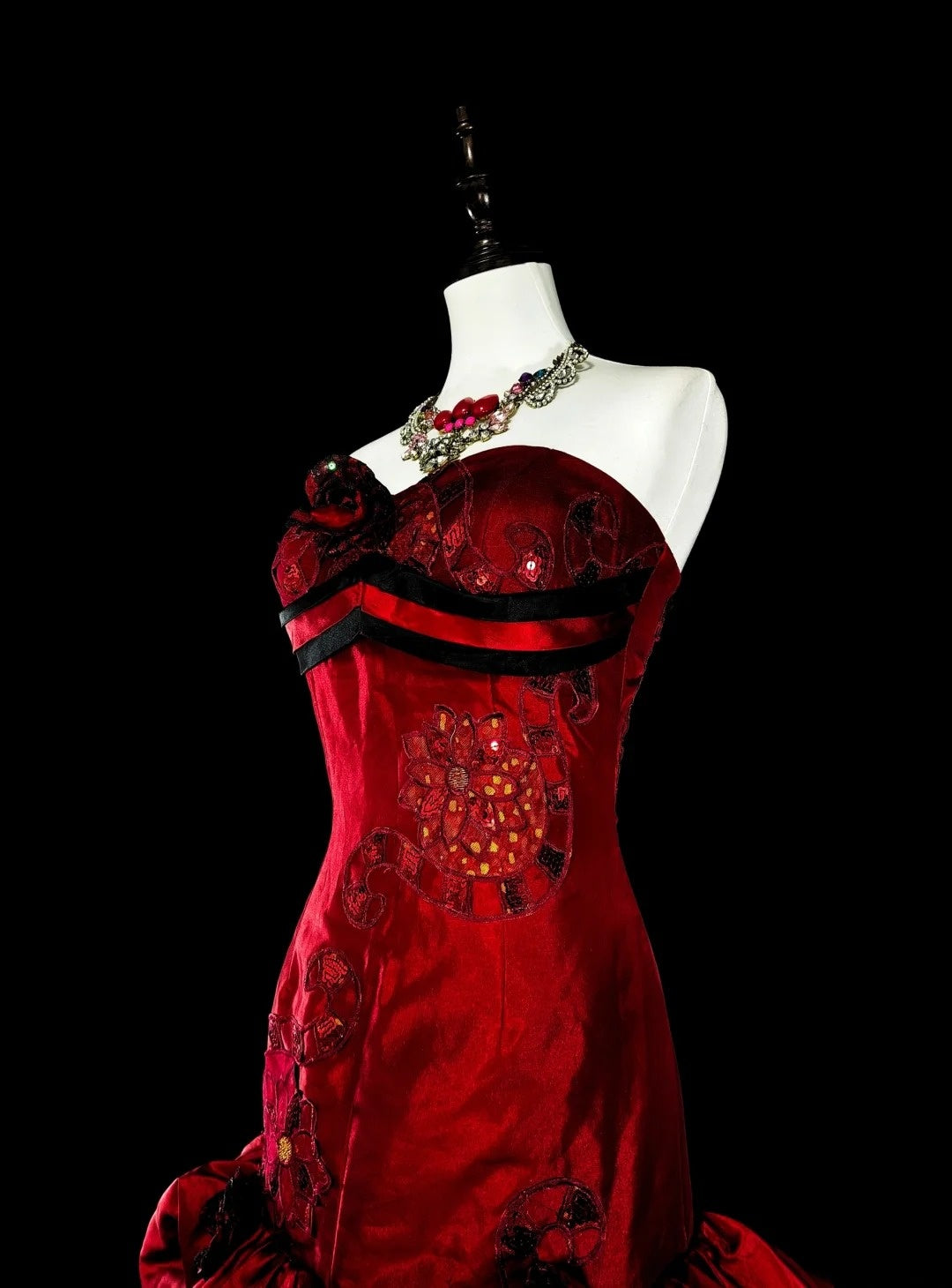 Vintage Prom Dresses Mermaid Strapless Folds Burgundy Satin With Appliques Long Party Dress N2373