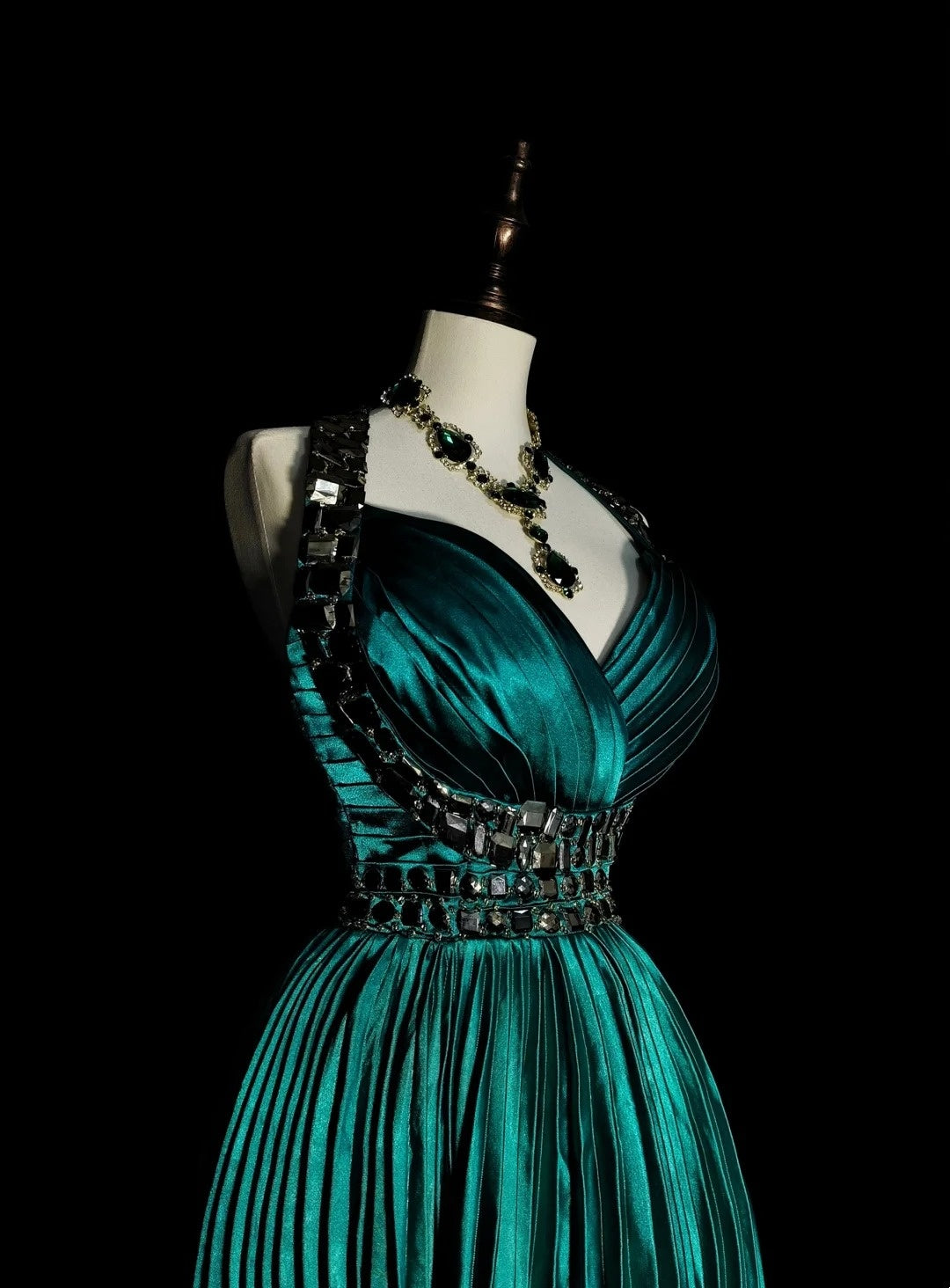 Vintage A line Halter Satin Ruffles Green With Beadings Sleeveless 70s Prom Dresses Long Formal Party Gown N1479