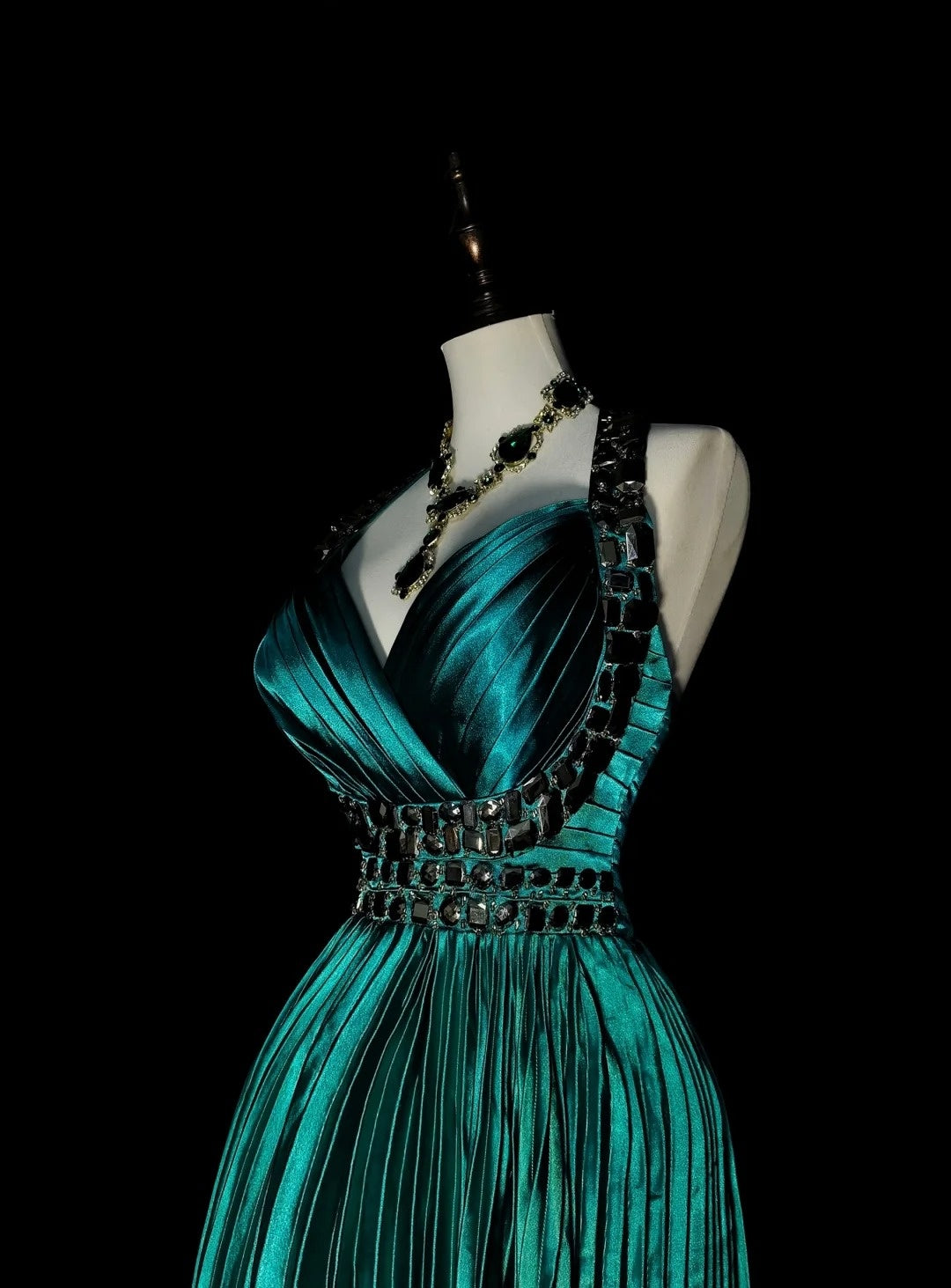 Vintage A line Halter Satin Ruffles Green With Beadings Sleeveless 70s Prom Dresses Long Formal Party Gown N1479
