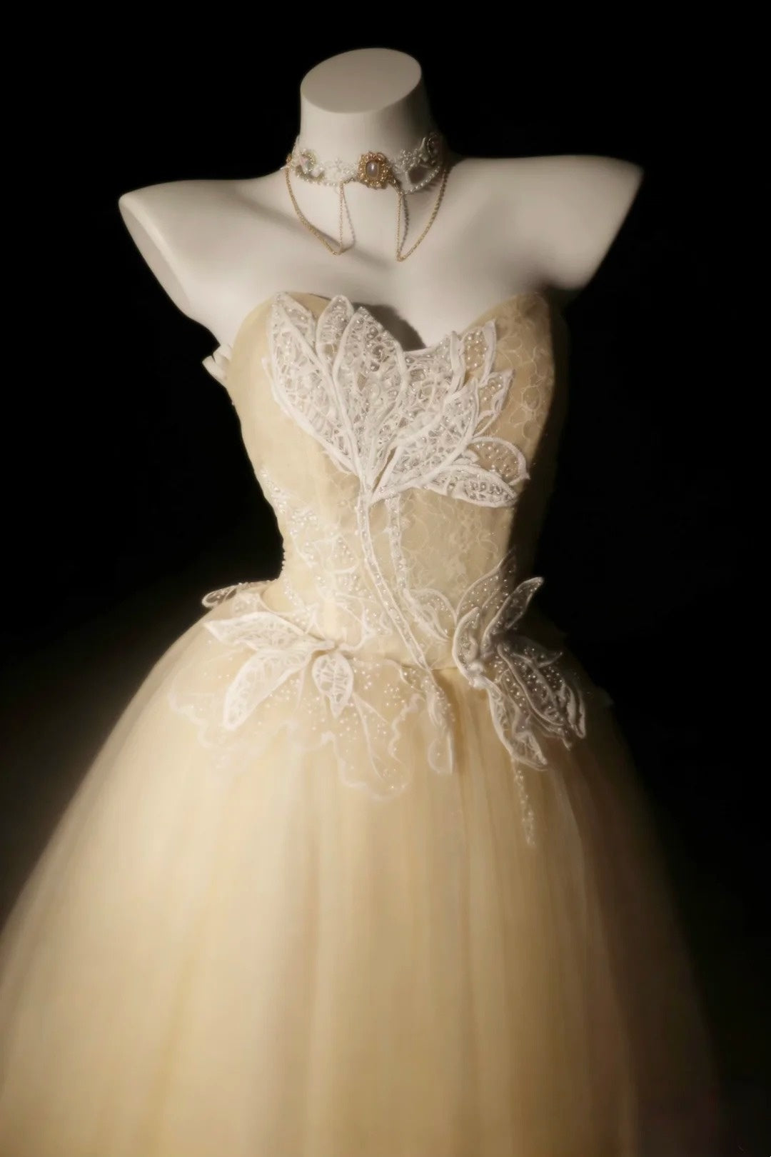 Modest Prom Dresses Ball Gown Strapless Champagne Tulle With Appliqued Long Quince Dress N2973