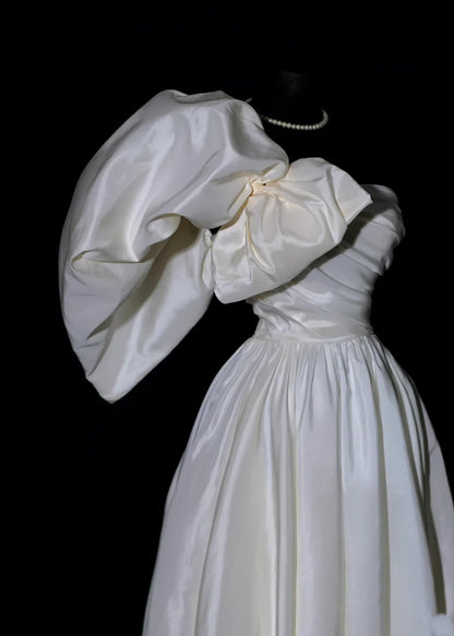 Classic Wedding Dresses A Line One Shoulder Ivory Satin Sleeveless Brides Dress Fitted Bridal Gowns AB2527