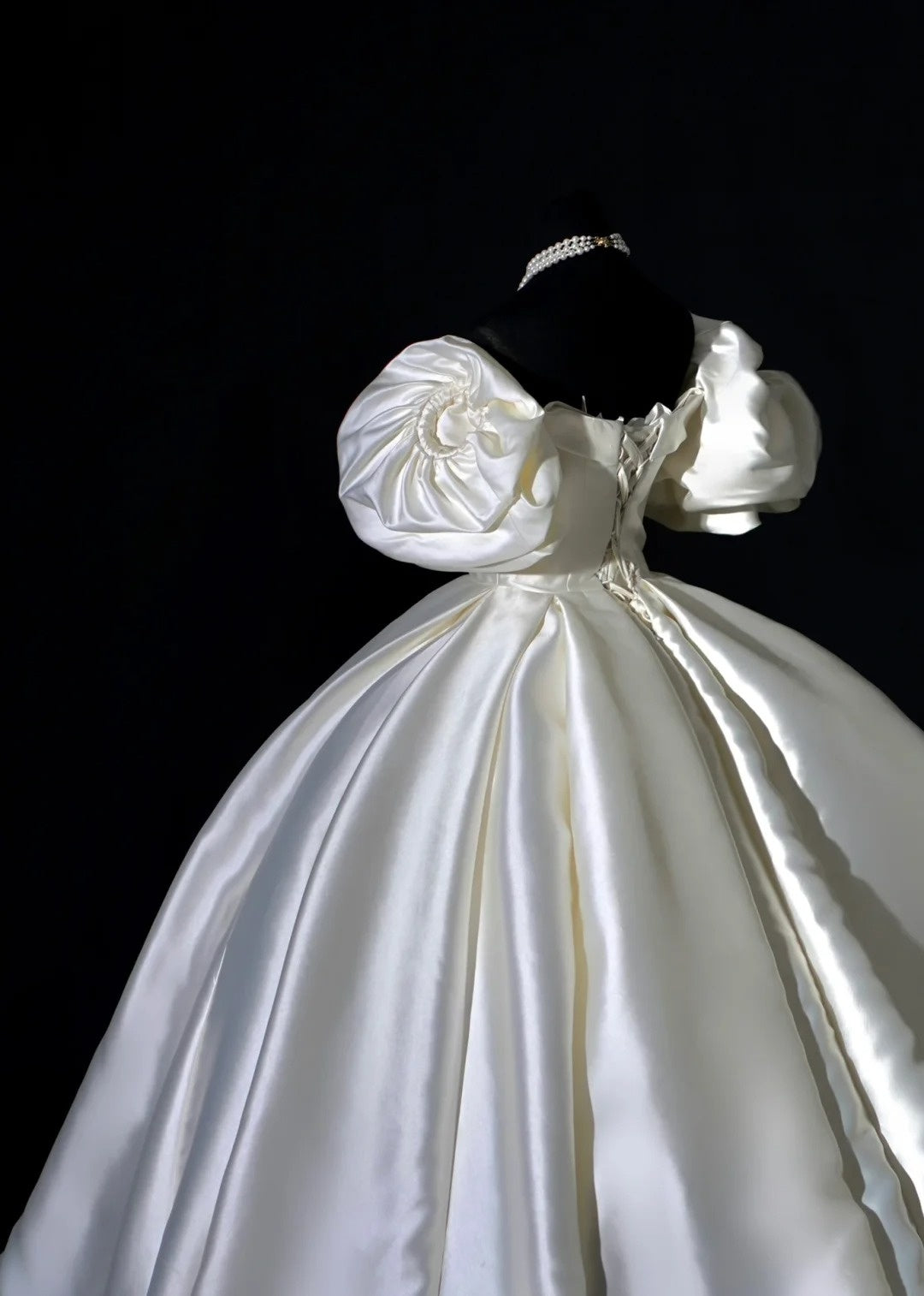 Plain Wedding Dresses Ball Gown Off The Shoulder Short Sleeves Satin Pleated Brides Dress Fitted Long Bridal Gowns AB2532