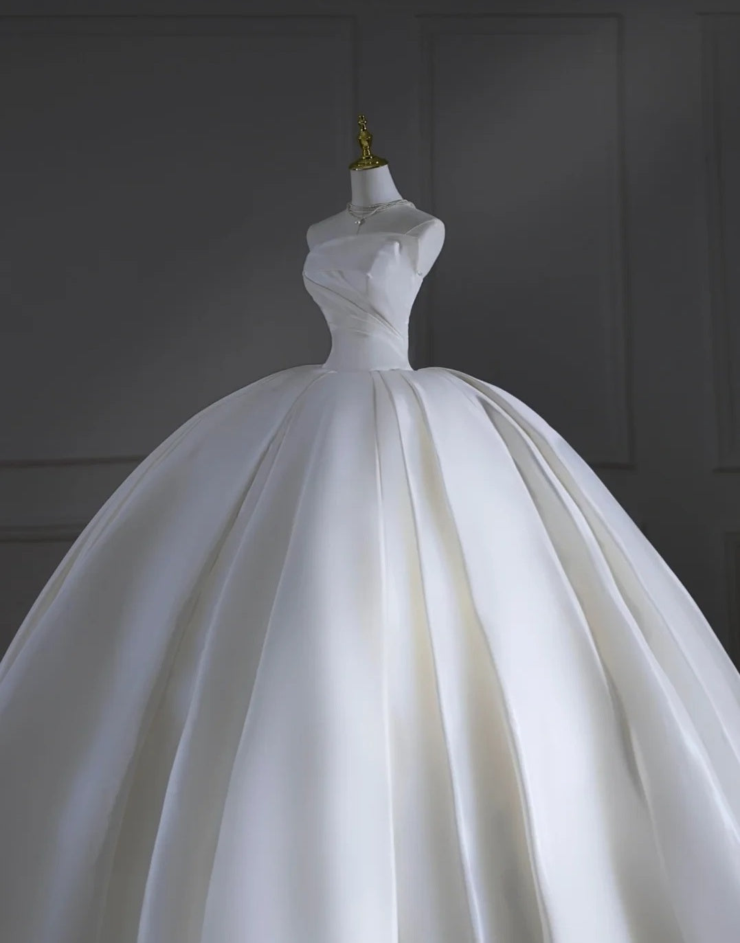 Timeless Wedding Dresses Ball Gown Strapless Satin Pleated Brides Dress Court Train Fitted Long Bridal Gowns AB2528