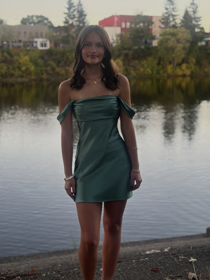 New Sexy Short Homecoming Dresses A line Off The Shoulder Satin Mini Graduation Cocktail Graduation Outfit RB6717