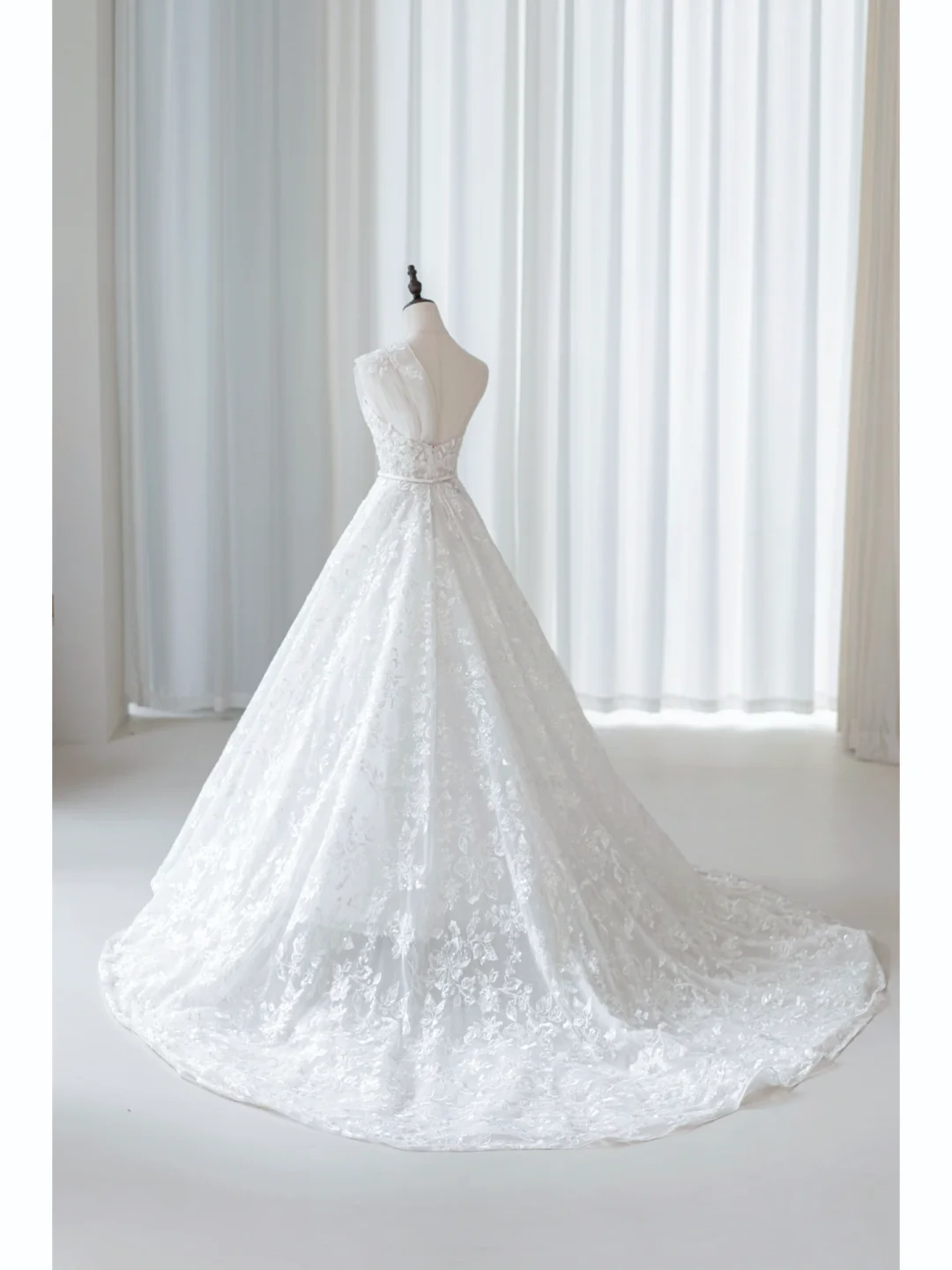 Simple Ball Gown One Shoulder Tulle Lace White Fit And Flare Long Floor Length Pleats Wedding Dress AB1007