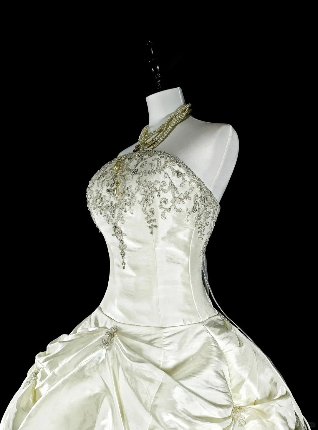 Vintage Wedding Dresses Ball Gown Strapless White Taffeta With Beading Long Bridal Gown N3075