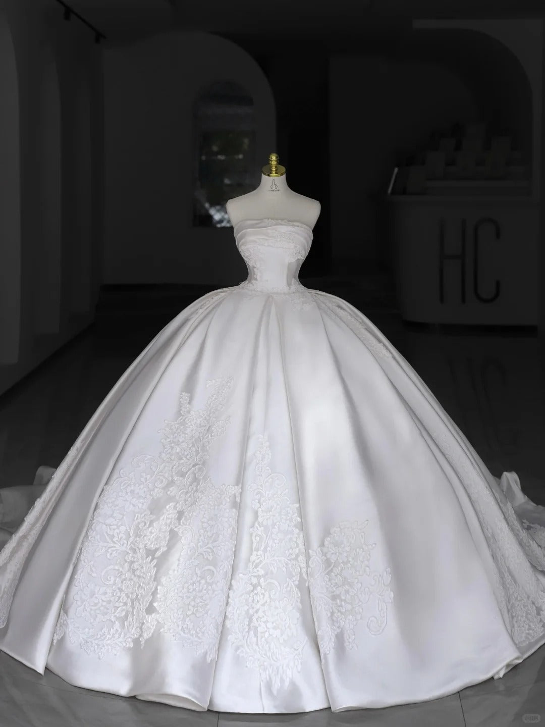 Timeless Wedding Dresses Ball Gown Strapless White Satin With Appliqued Long Bridal Gown N2985