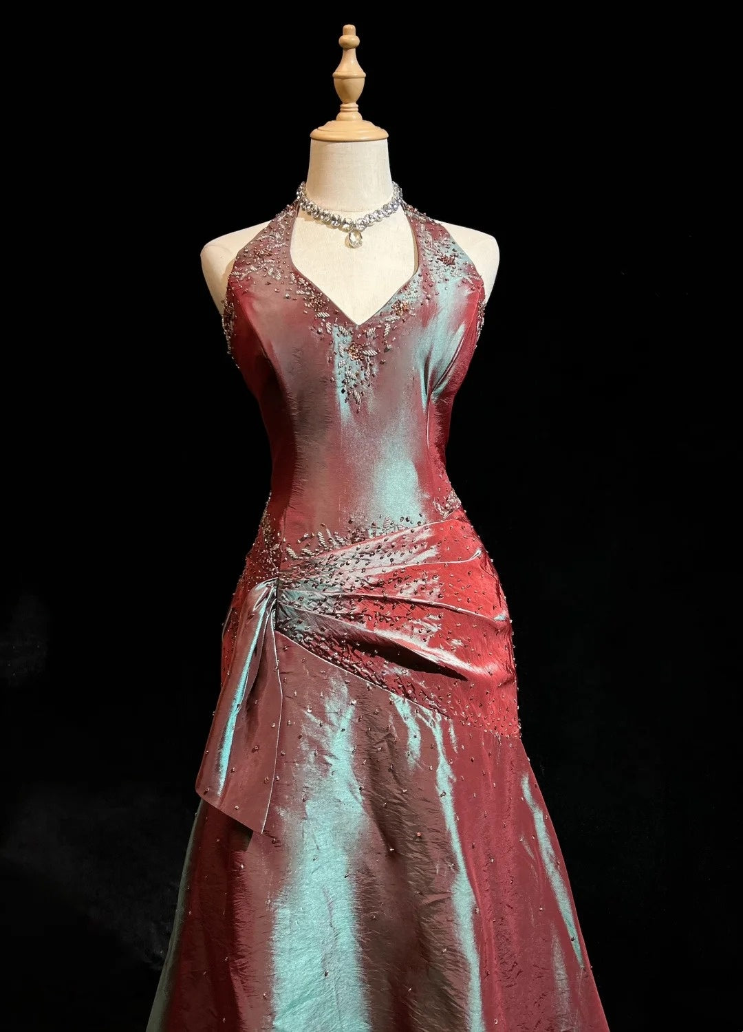 Vintage Prom Dresses 1980s Ball Gown Halter Floor Lenngth Satin With Pleated Beading Evening Outfits N3126