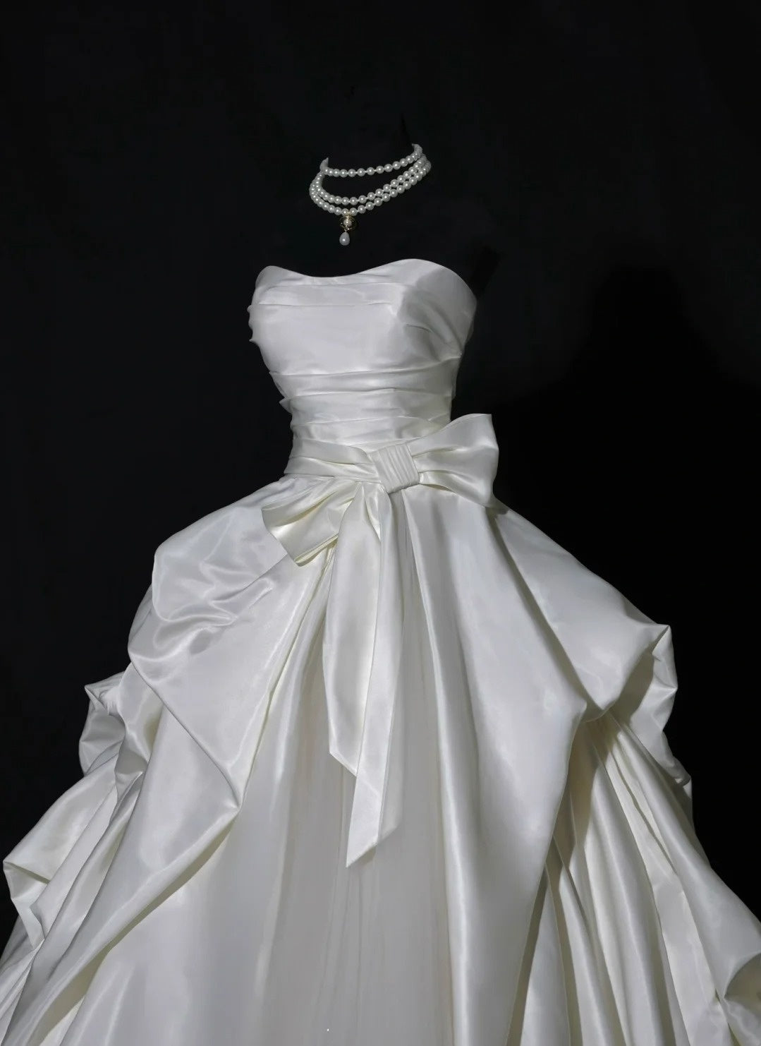 Luxurious Wedding Dresses Ball Gown Strapless Ivory Sleeveless Brides Dress Fitted Bridal Gowns AB2522