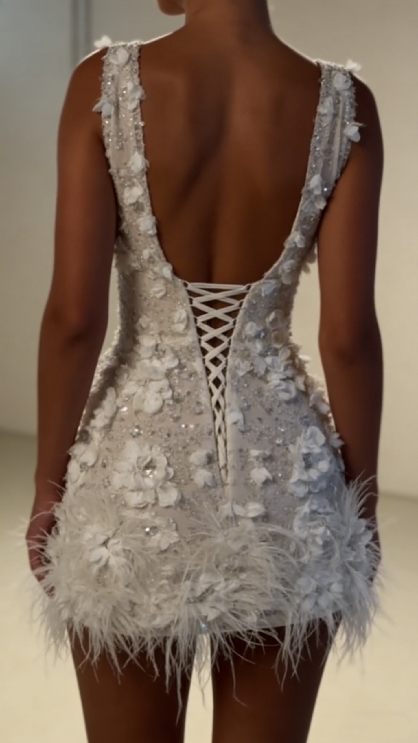 Sparkly Sheath V Neck White Feathers Beaded Wedding Dress Short Bridal Gown Wedding Dresses RB1568