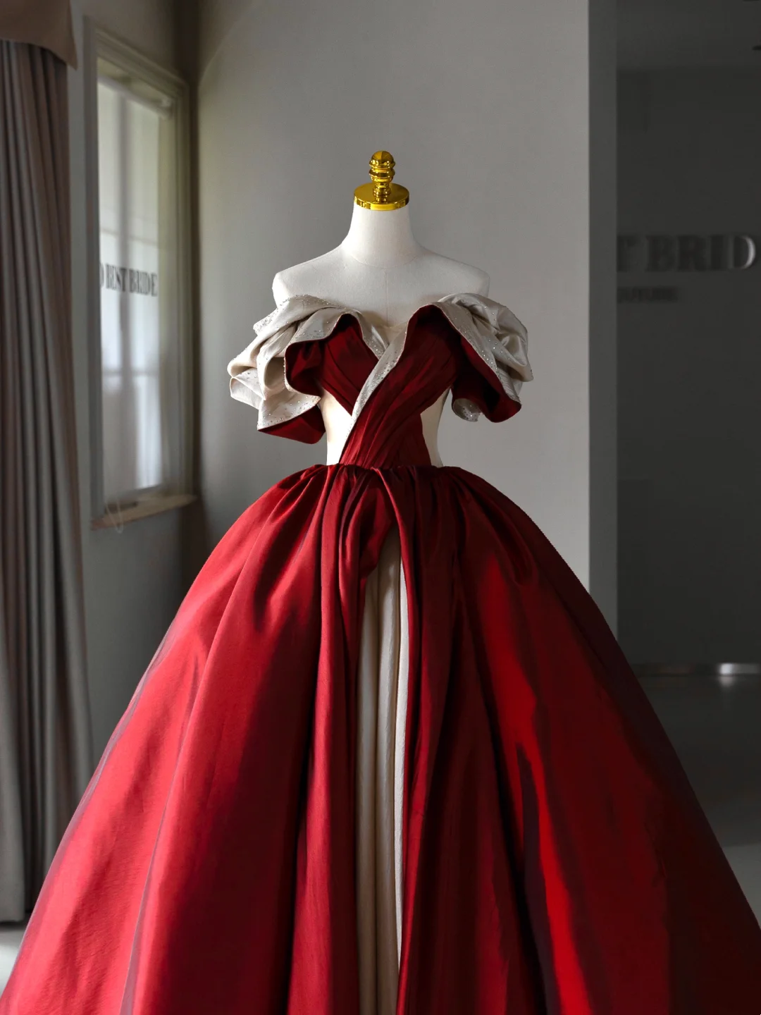 Burgundy Ball Gown Off The Shoulder Satin Short Sleeves Long Quinceanera Dresses Sexy Quinceanera Gowns A006