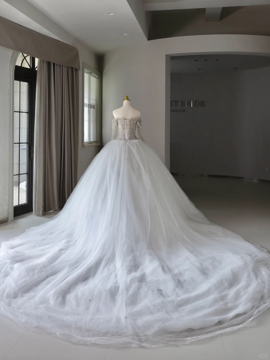 Princess Ball Gown White Off The Shoulder Long Sleeves Silver Beads Long Wedding Dress Tulle Brides Dress A008