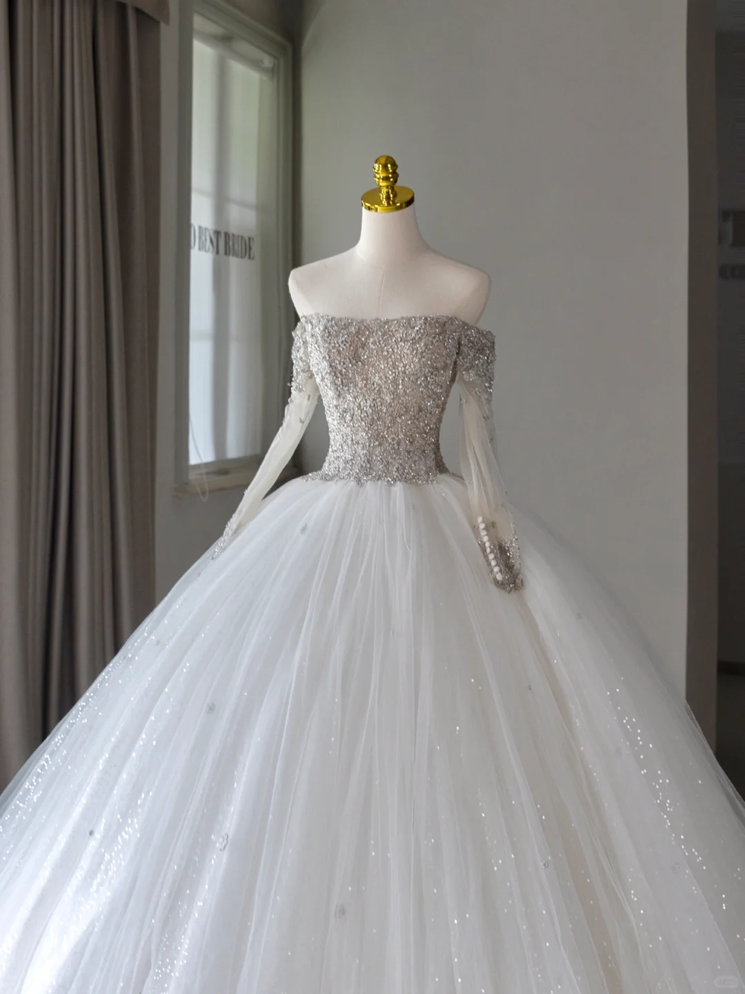 Princess Ball Gown White Off The Shoulder Long Sleeves Silver Beads Long Wedding Dress Tulle Brides Dress A008