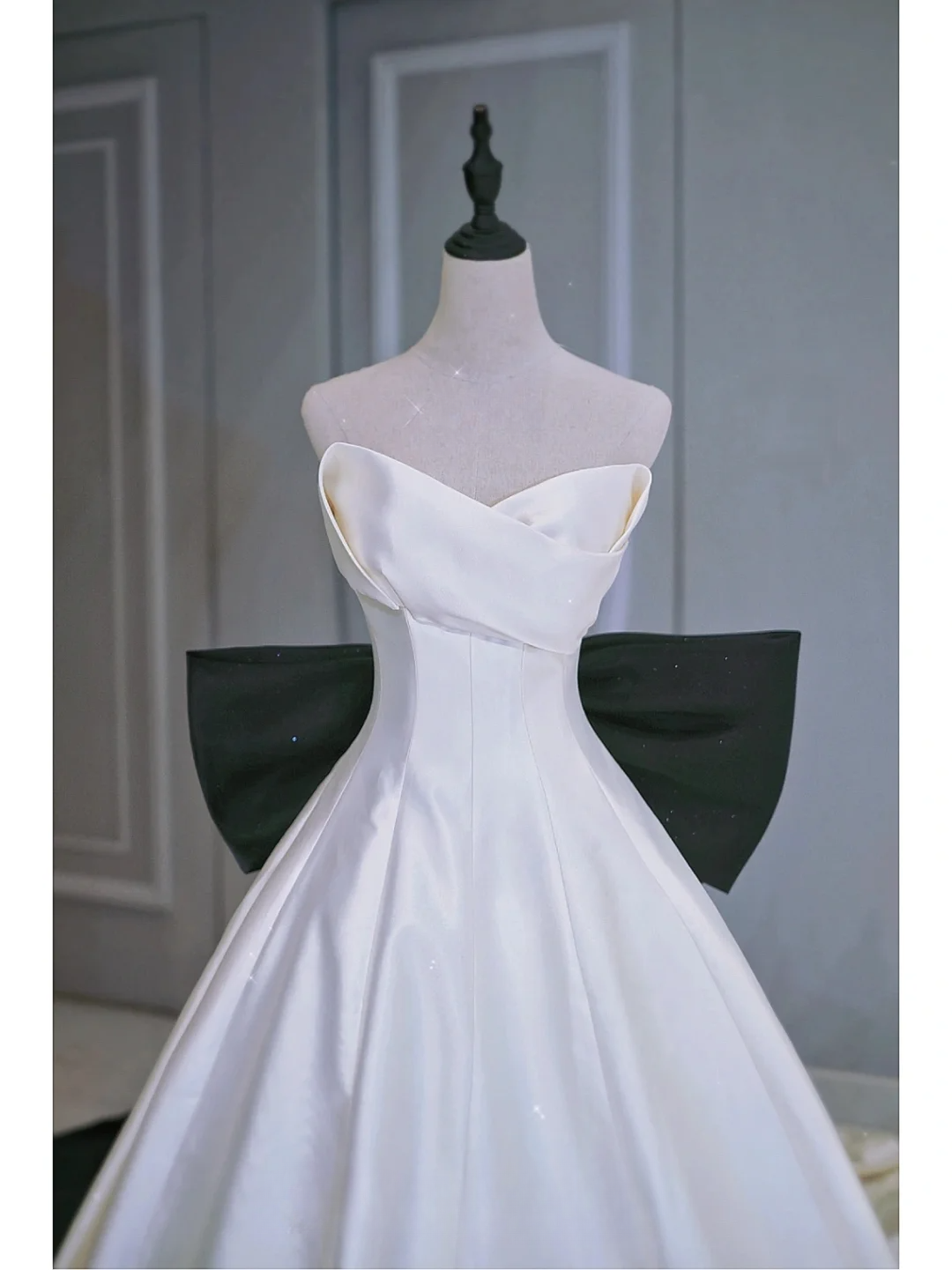 Elegant Ball Gown White Sweetheart Satin Long Corset Back Wedding Dress With Black Bow Brides Dress A028