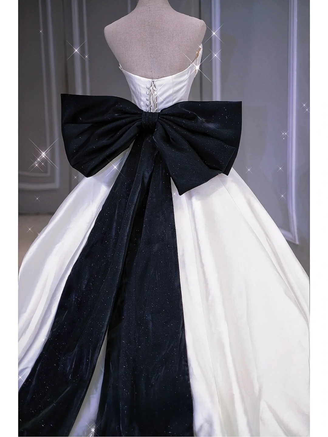 Elegant Ball Gown White Sweetheart Satin Long Corset Back Wedding Dress With Black Bow Brides Dress A028