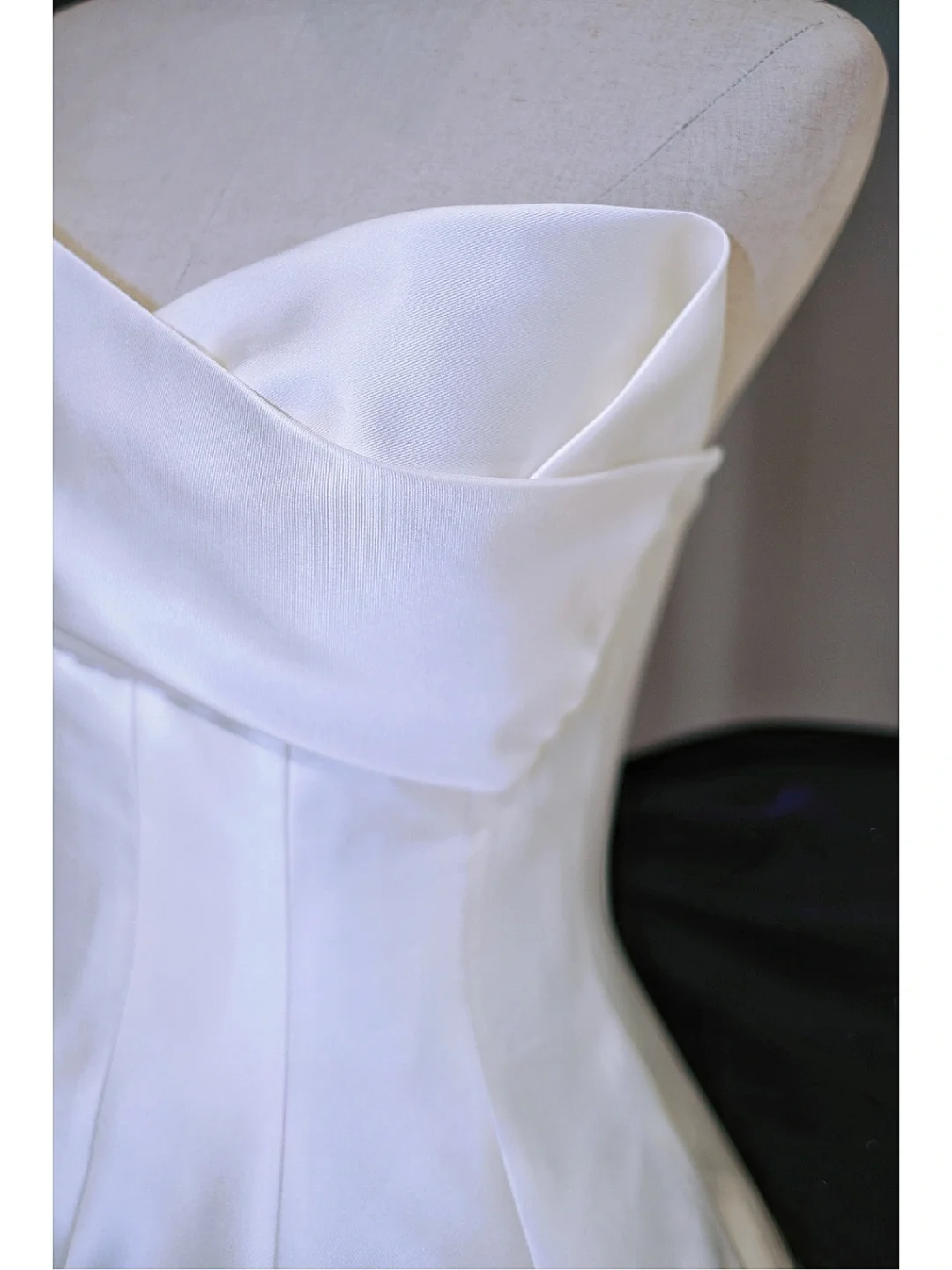 Modest Ball Gown White Sweetheart Satin Long Corset Back Wedding Dress With Black Bow Brides Dress A021