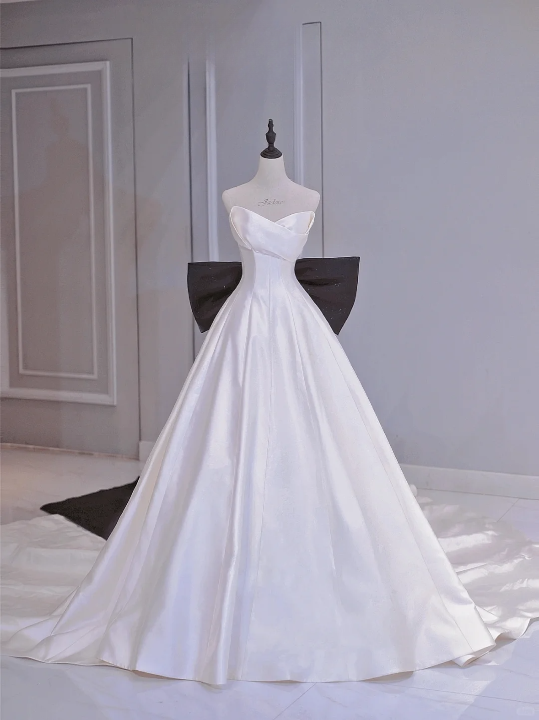 Elegant Ball Gown White Sweetheart Satin Long Corset Back Wedding Dress With Black Bow Brides Dress A028