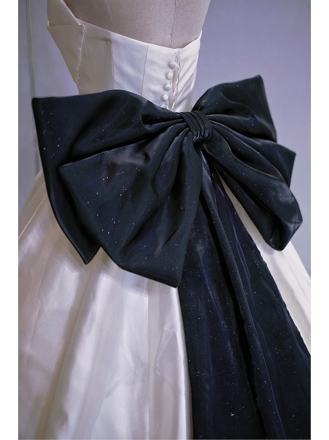 Elegant Ball Gown White Sweetheart Satin Long Corset Back Wedding Dress With Black Bow Brides Dress A028