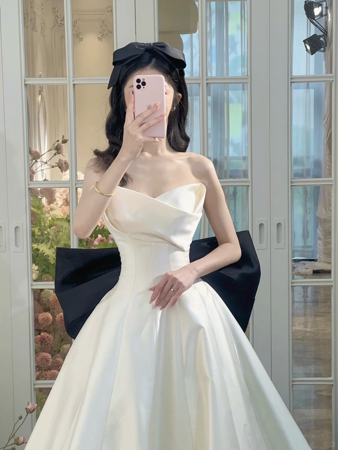 Elegant Ball Gown White Sweetheart Satin Long Corset Back Wedding Dress With Black Bow Brides Dress A028