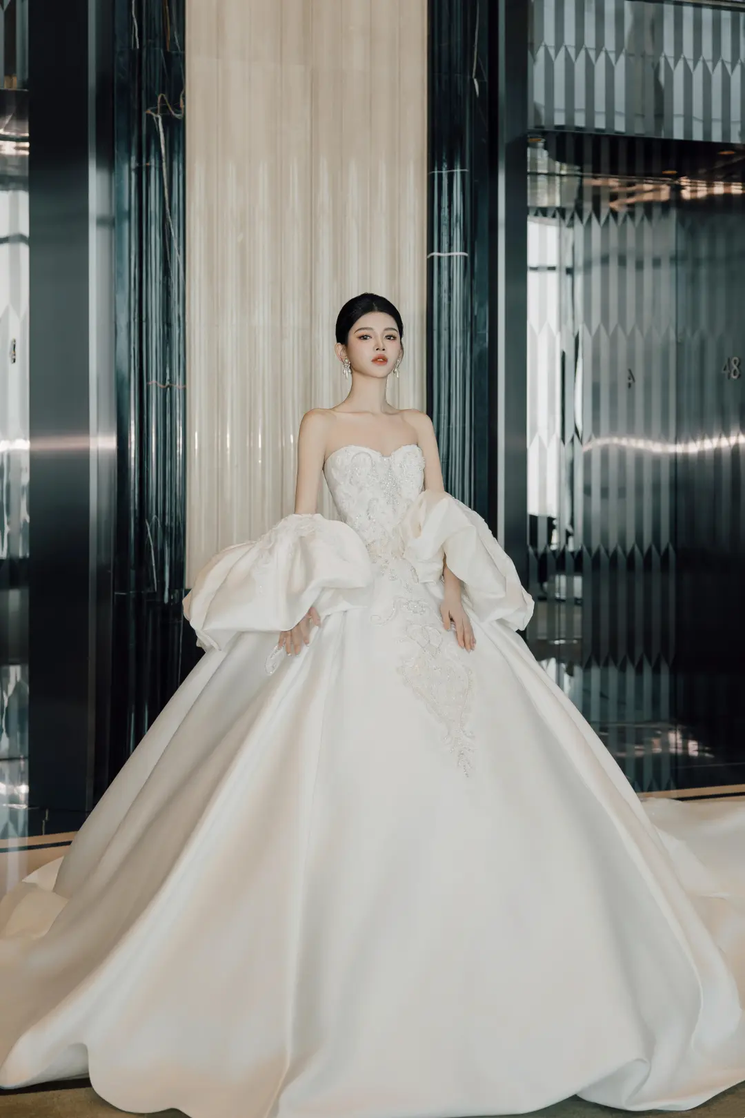 Timeless Ball Gown Sweetheart White Lace Appliques Long Satin Wedding Dress Beautiful Formal Wedding Dresses A045