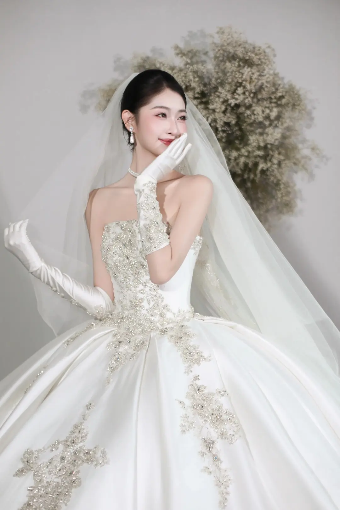 Timeless Ball Gown Strapless White Lace Appliques Long Satin Wedding Dress Beautiful Formal Cute Wedding Dresses A049