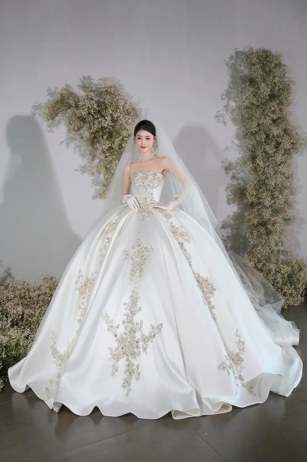 Timeless Ball Gown Strapless White Lace Appliques Long Satin Wedding Dress Beautiful Formal Cute Wedding Dresses A049