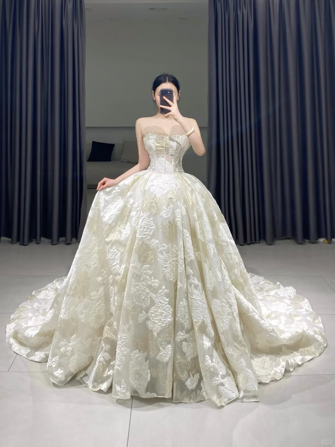 Timeless Ball Gown Strapless Lace Sleeveless Long Wedding Dress Beautiful Formal Cute Wedding Dresses A088
