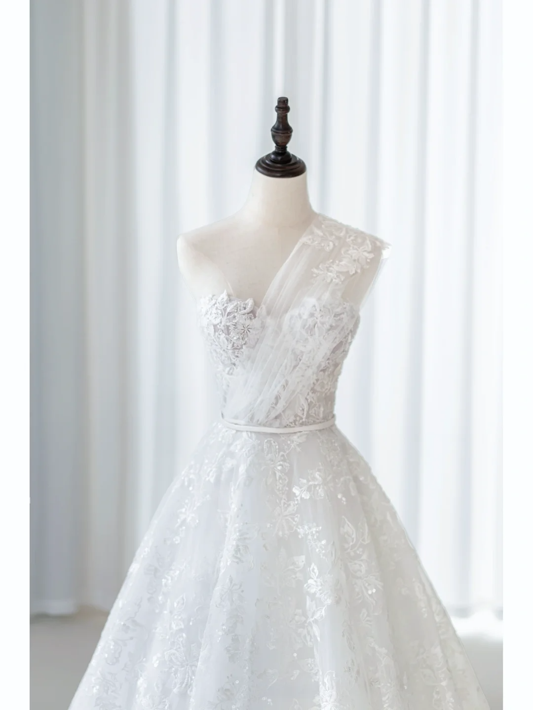 Simple Ball Gown One Shoulder Tulle Lace White Fit And Flare Long Floor Length Pleats Wedding Dress AB1007