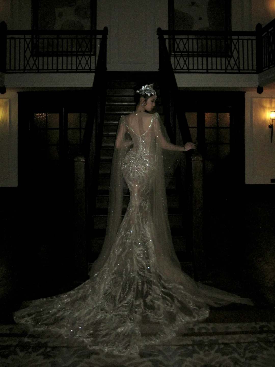 Glittery Mermaid Silver Sequin Long Court Train Wedding Dress With Cape Fairytale Brides Gown Wedding Dresses N067