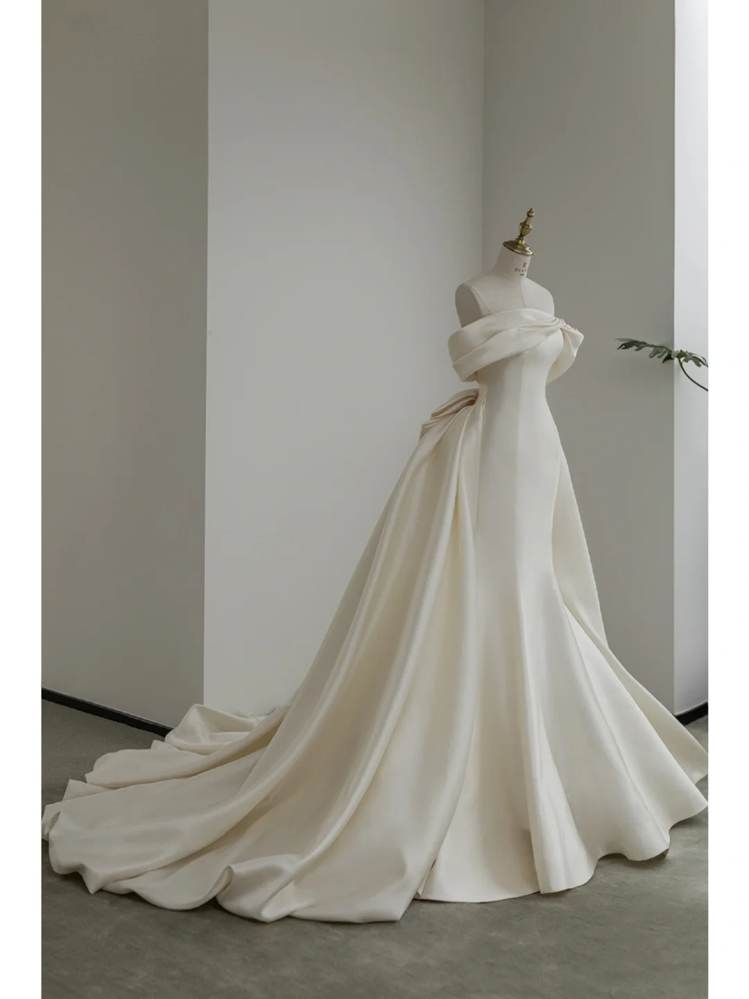 Women’s Off The Shoulder Mermaid Bridal Wedding Dress With Pleated Floor Length Brides Gown for Bride AB1018